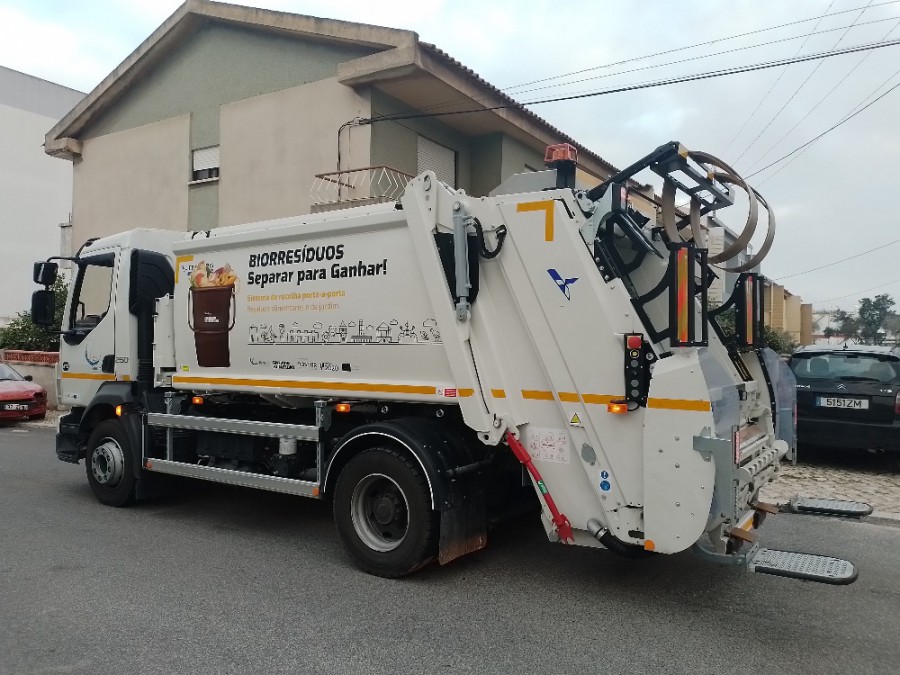 BARREIRO - Recolha seletiva de biorresíduos Sistema de recolha porta-a-porta em zonas piloto valoriza restos alimentares e de jardim.