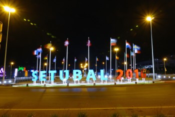 Ao longo do ano Setúbal vive o desporto de forma intensa e regular Apontamento paisagístico decora a rotunda instalada no final da A12
