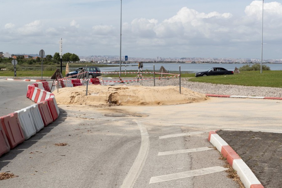 Câmara do Seixal avança com obra da responsabilidade do Governo Colapso da passagem hidráulica na rotunda da Ponte da Fraternidade
