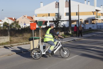 Limpeza com os novos triciclos elétricos no Seixal Alarga raio de intervenção da varredura manual tradicional