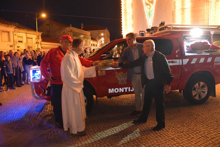 Montijo - Um veículo capaz de entrar nas ruas mais estreitas da cidade Bombeiros festejam entrega de nova viatura