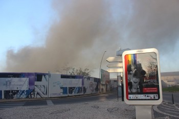 Barreiro - Incêndio em detritos de plástico Hoje à tarde nos terrenos da Baía do Tejo