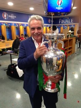 Um rosto do Barreiro em Paris Carlos Godinho ergue a Taça de Campeão Europeu