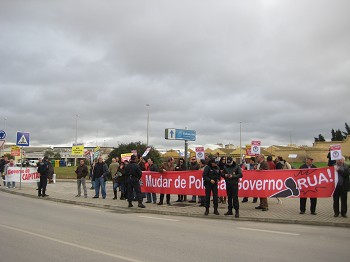 Ministra de Estado e das Finanças hoje no Barreiro Manifestantes pediam demissão do Governo e mudanças de politicas
