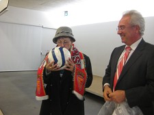 BARREIRO - Barreirense prestou homenagem a Manuela Fonseca Oferta de uma bola assinada por todo o plantel