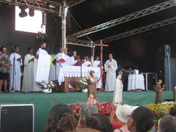 Festas Multiculturais 2013 no Vale da Amoreira - Moita Missa Campal celebrada no Palco central das festas um momento de fé intensa