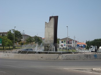 Rotunda do Lavradio - Barreiro O espelho de água está de novo a jorrar no Monumento de Abril