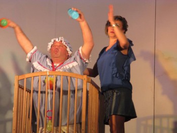 Barreiro - Teatro de Ensaio da SFAL «A revista é cacagente» - momentos hilariantes e de sátira social