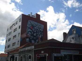 Mural de «Smile» no centro da cidade do Barreiro Recorda os dias que os barreirenses saudaram a chegada da Liberdade