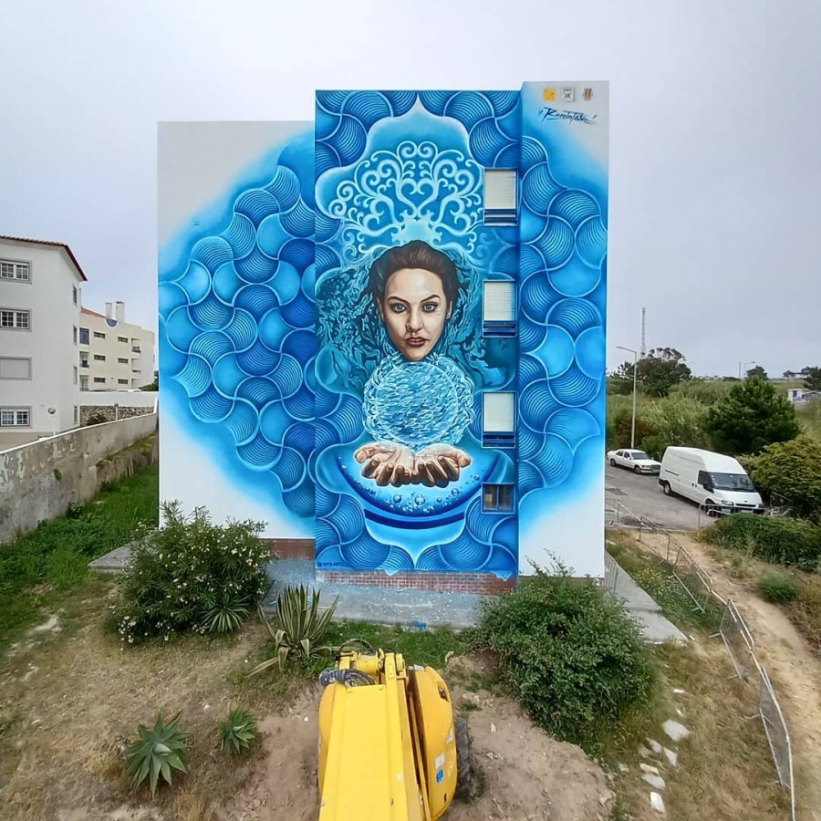 Artista do concelho do Barreiro pinta mural na Ericeira «Ericeira e a Deusa do Mar» um trabalho de Ricardo Tota