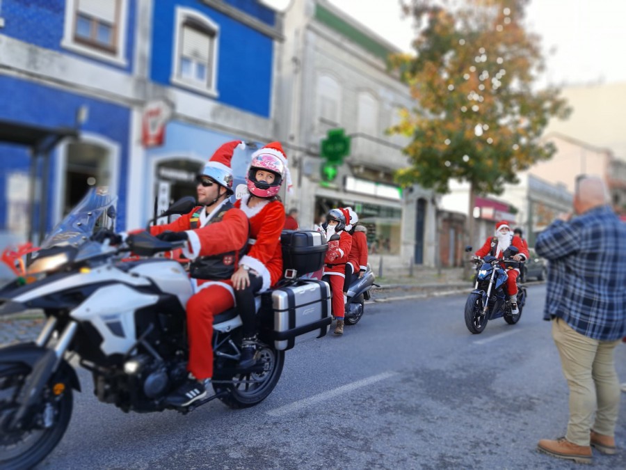 Moto Clube do Barreiro Tradicional Passeio dos Pais Natal Motards animou as ruas do concelho