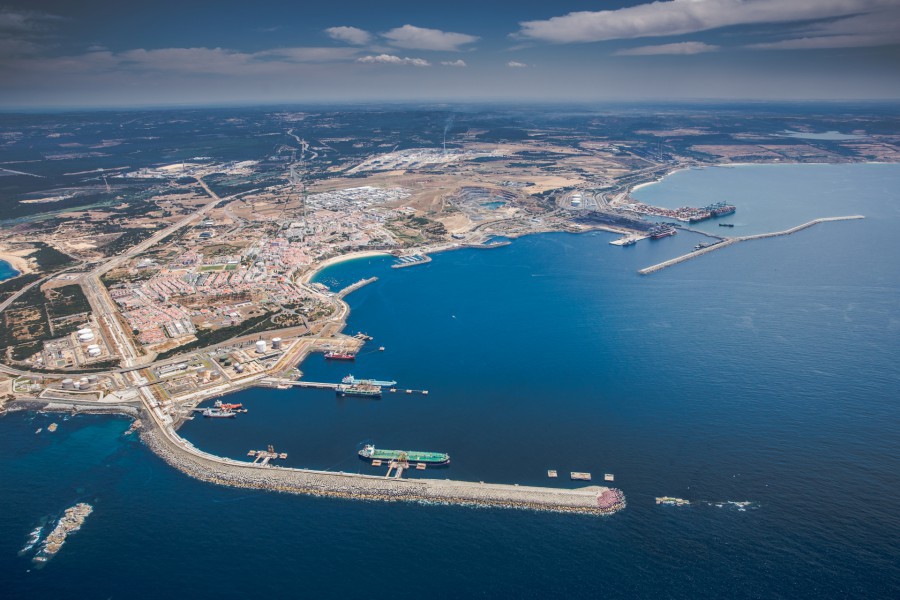 Em quatro anos não são recuperados «40 anos de abandono da ferrovia» Ligação do Porto de Sines à fronteira é a maior obra ferroviária dos últimos 100 anos