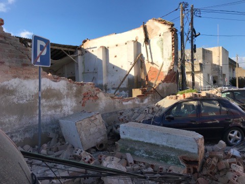 Alhos Vedros – Moita Derrocada de muro de antiga fábrica de cortiça . Atinge diversos veículos