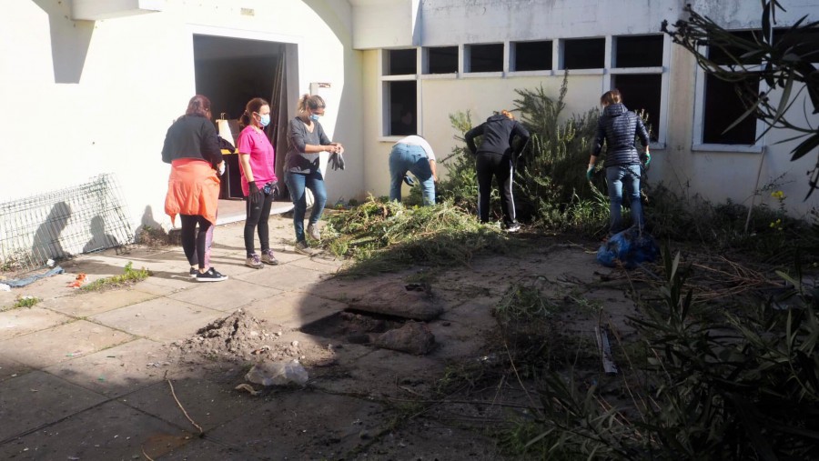 AÇÃO SOLIDÁRIA NO BARREIRO Limpeza nas instalações do antigo «Reguilas» na Cidade Sol
