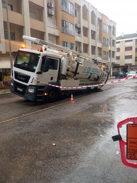 Viatura de saneamento da Câmara Municipal do Barreiro "Cai" em buraco que abriu no pavimento na Travessa 31 de janeiro