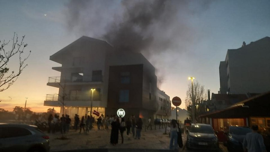 BARREIRO – INCÊNDIO NA COZINHA DE RESTAURANTE Situação foi controlada pelos Bombeiros Voluntários do Sul e Sueste