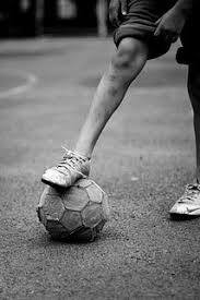 Crónicas do Algarve Acerca de um jogo de futebol na rua do Cau, nas traseiras da praça do peixe. Por Henrique Bonança