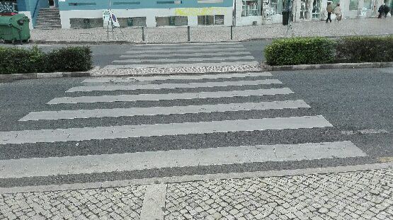 Barreiro - E esta, hem!! Três pilaretes na entrada de uma passadeira de peões