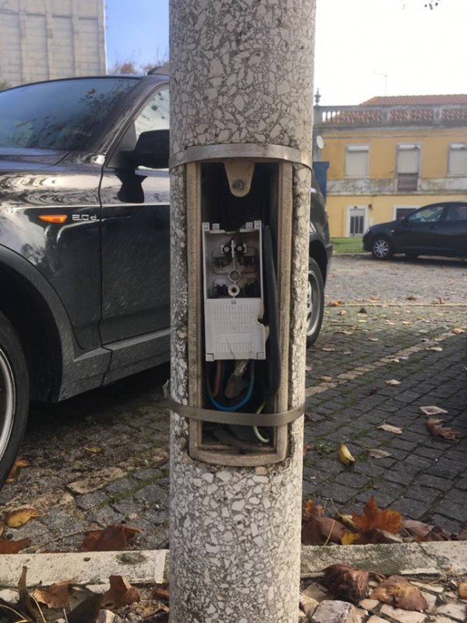 Barreiro - Na Avenida da Praia Caixa aberta num Poste de Electricidade Pública