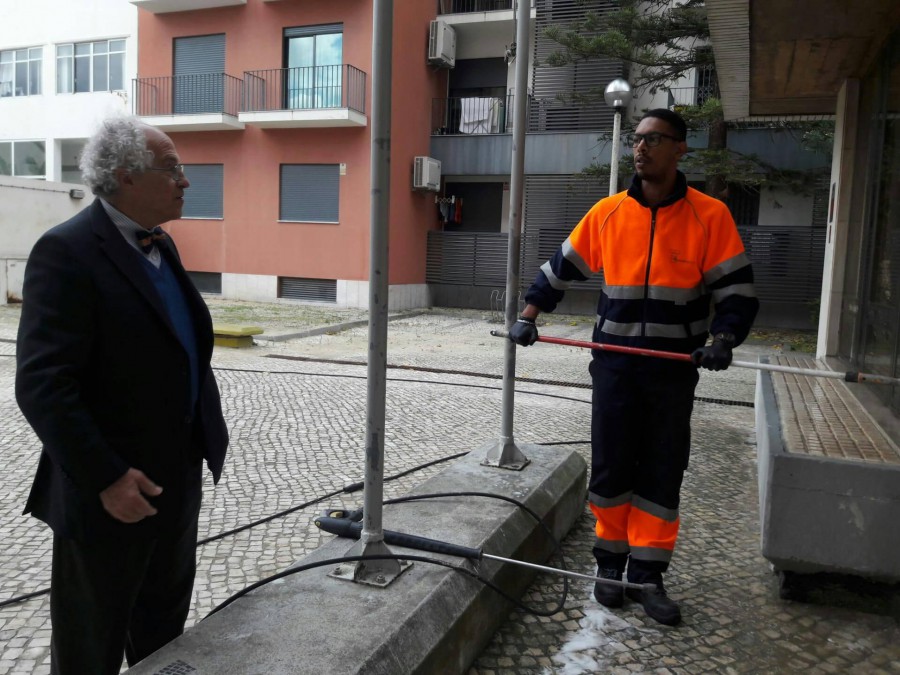Fachada da Biblioteca Municipal do Barreiro e o muro da zona do Polis Pontapé de saída na remoção de graffitis no concelho