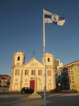 Barreiro - Mastro com bandeira de Nª Srª do Rosário içado no largo das festas Simboliza a oferta do círio dos pescadores