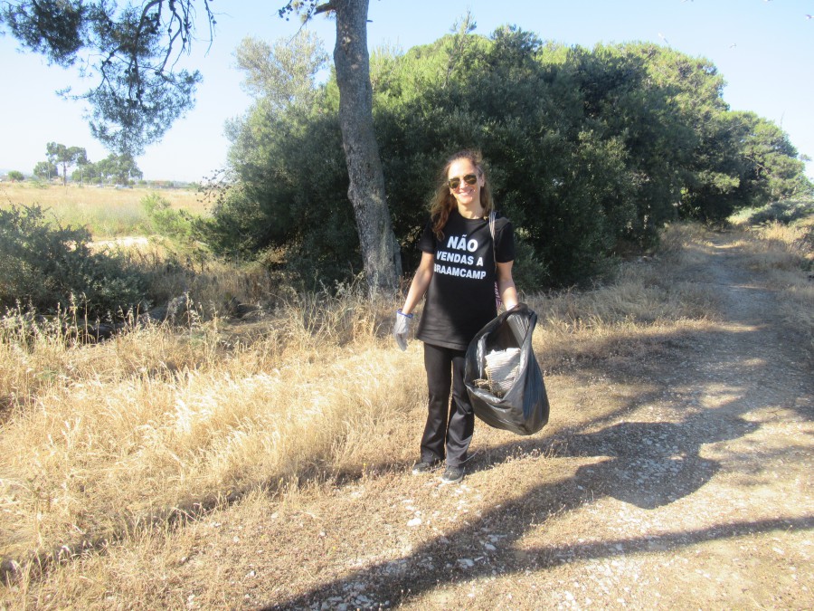 Barreiro - Jornada de Cidadania na Quinta de Braamcamp Voluntários limpam um espaço que é de todos