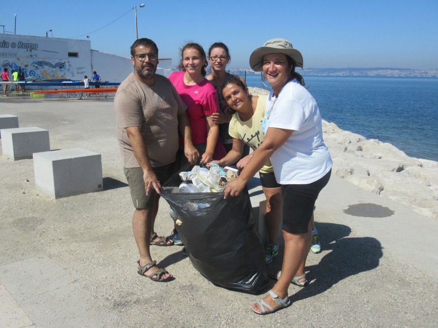 Barreiro – Pais promovem limpeza na Praia e muralha Enquanto os filhos treinam no rio…colorindo o Tejo