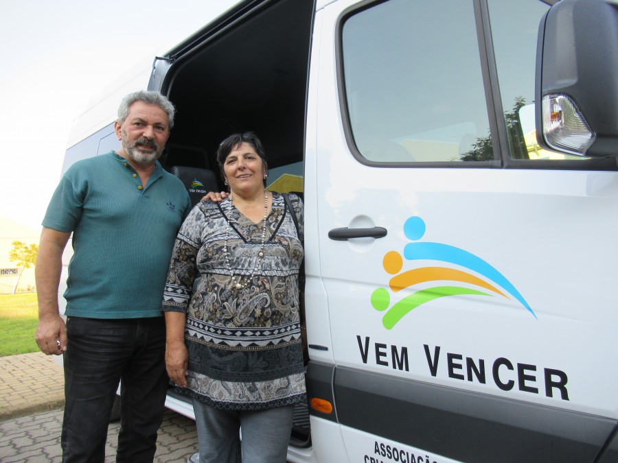Barreiro - Associação Vem Vencer A nova carrinha já está ao serviço da comunidade