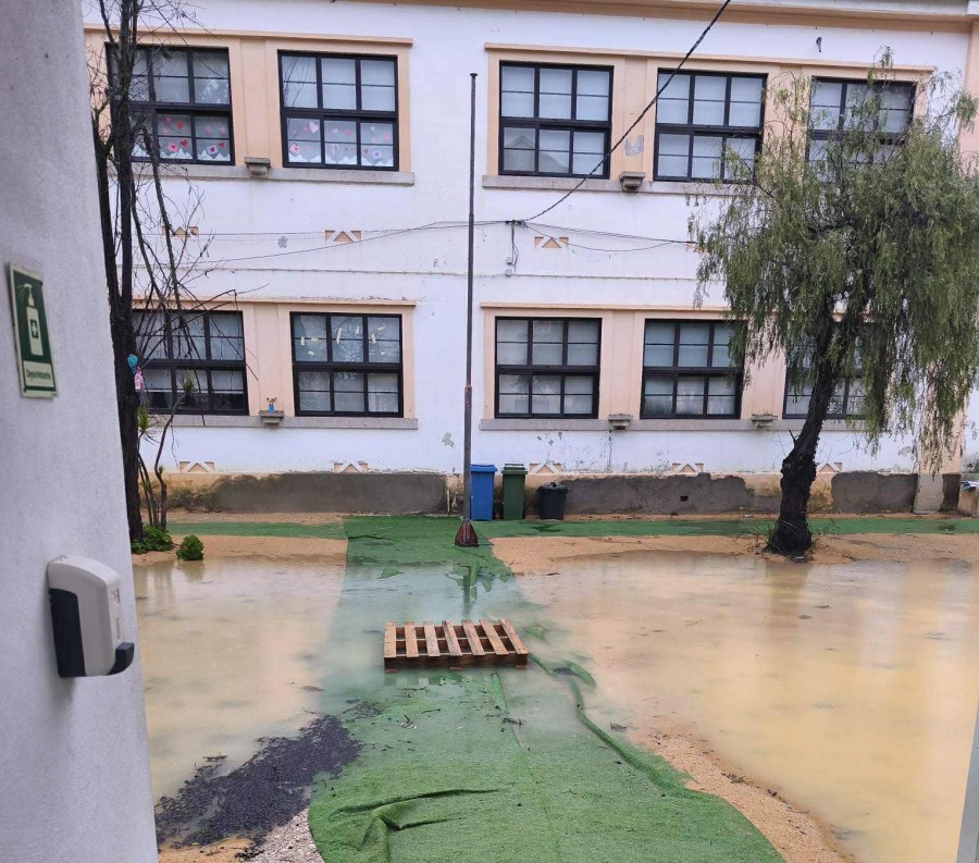 BARREIRO - Escola do Ensino Básico no Alto do Seixalinho É lamentável a situação da escola desde o inicio do ano lectivo . Cerca de 150 alunos