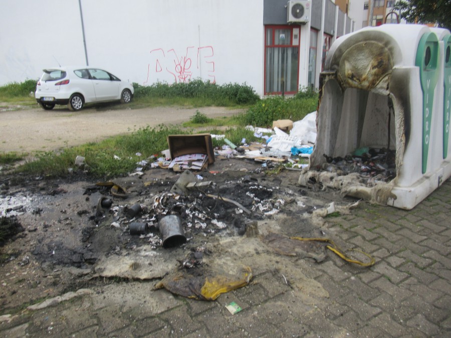 Barreiro - Urbanização dos Loios no Lavradio Contentores da Amarsul queimados por vandalismo