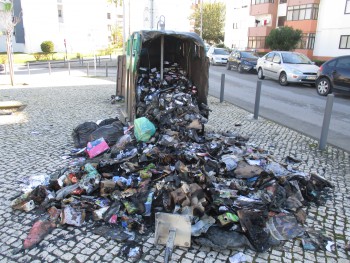 Barreiro - Vandalismo e destruição da coisa pública Fogo destrói contentores de recolha de resíduos para reciclagem