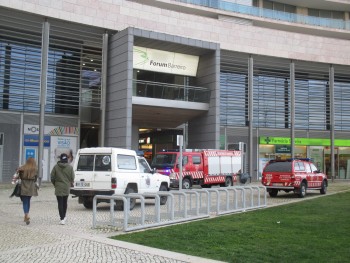 No Forum Barreiro Tecto de plástico da Praça Sul destruído pelo vento . As lojas mantêm o seu normal funcionamento