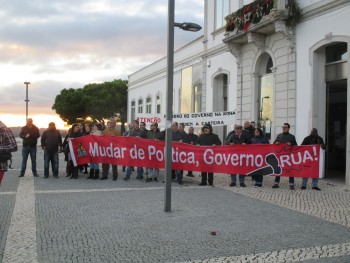Junto à Biblioteca Municipal de Palmela Sindicalistas de Setúbal recebem Ministro da Economia com protestos