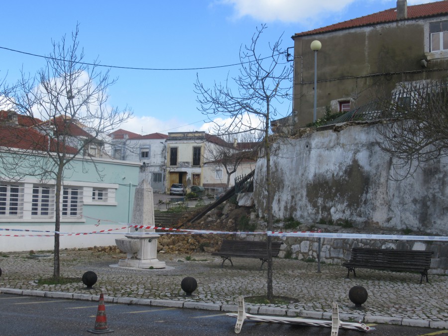 Mau tempo faz estragos no Barreiro Derrocada do muro do Convento dos Loios no Lavradio