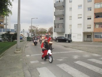 Motards dão colorido e vida às ruas do Barreiro Desfile dos Pais Natal numa Jornada solidária movimentou largas dezenas de motards