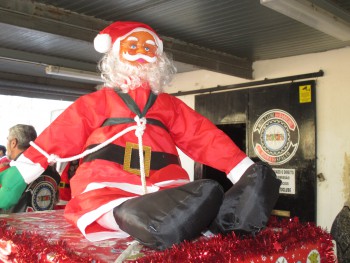 Nas ruas do Barreiro mais de uma centena de «Pais Natal Motards» Uma tradição que transporta colorido e alegria às ruas da cidade