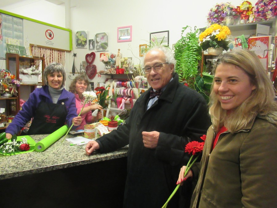 Barreiro - Dia Internacional da Mulher Executivo municipal distribui flores pelas ruas da cidade