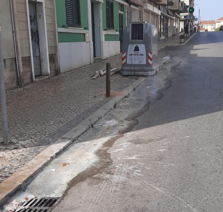 Barreiro – Na Avenida J.J. Fernandes no Lavradio Uma perda de água permanente na via pública