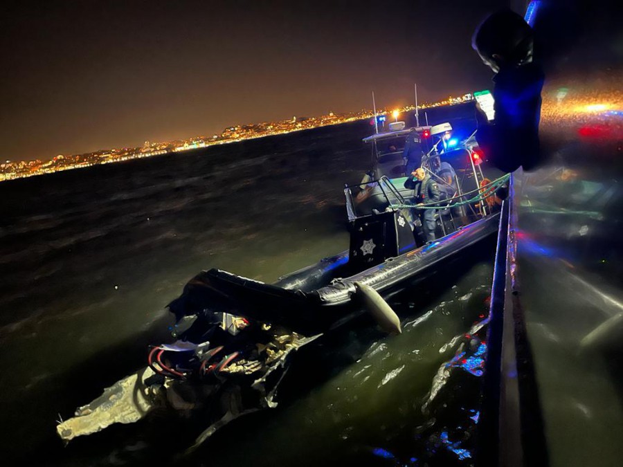 Colisão ontem à noite no meio do Rio Tejo Barco da Soflusa a navegar para Barreiro com lancha da Polícia Marítima