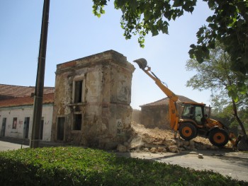 Barreiro - Edifício histórico da Vila do Lavradio Está sendo demolido durante o dia de hoje