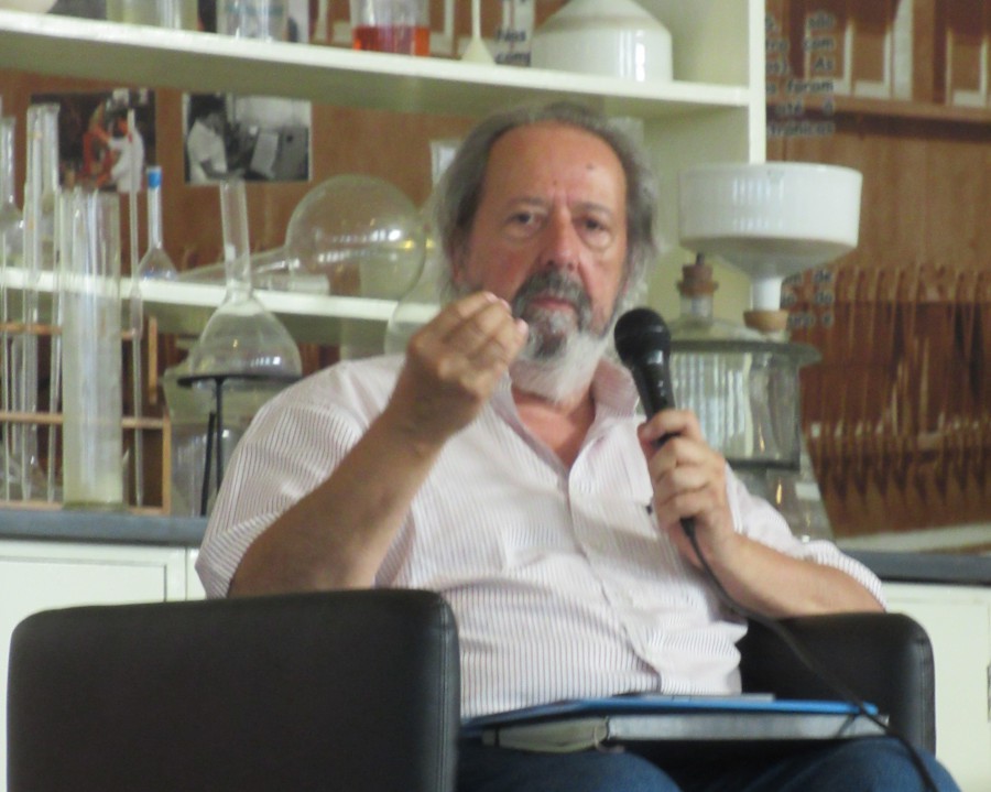 Exposição nas Oficinas Ferroviárias do Barreiro no programa nacional dos 50 anos do 25 de Abril Divulga José Pacheco Pereira, da associação cultural Ephemera
