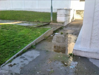 Barreiro - Lamaçal permanente junto a Casa Mortuária do Lavradio Tem anos a fuga de água no sistema de rega