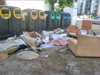 Barreiro - E, como sempre, os culpados são os autarcas… Estão por recolher… sanitas, computadores, sofás, restos de mobílias