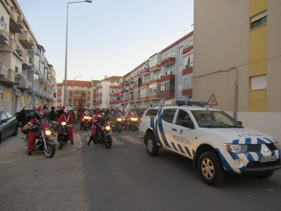 Cumpriu-se a tradição do desfile dos Pais Natal Motards Passeio Solidário de Pais Natal deu vida às ruas do concelho do Barreiro