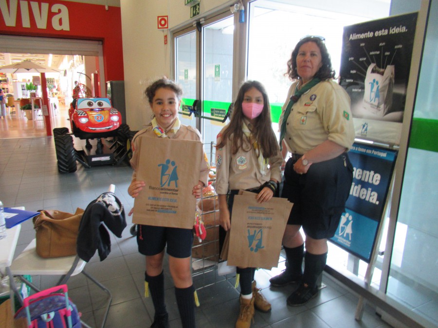 Banco Alimentar Contra a Fome de Setúbal 41ª Campanha de Recolha de alimentos nos supermercados . No Barreiro CNE ma linha da frente