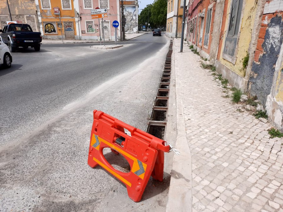 BARREIRO - Postal Ilustrado Grelhas do sistema de águas pluviais no Largo das Obras…desapareceram e não voltaram