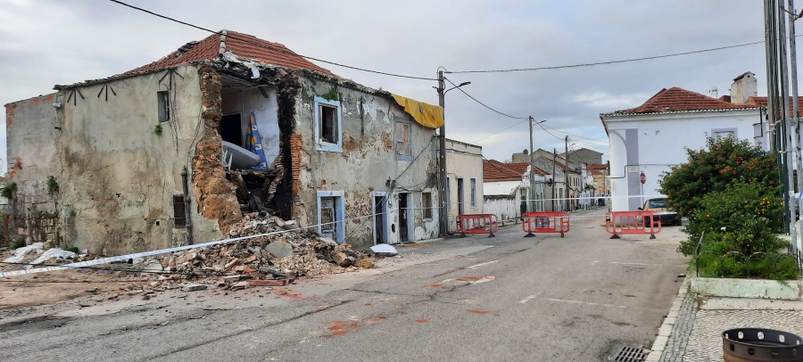 Barreiro -Derrocada de prédio na Rua Miguel Bombarda no Lavradio Obriga a corte de trânsito e mudança de percursos de autocarros dos TCB