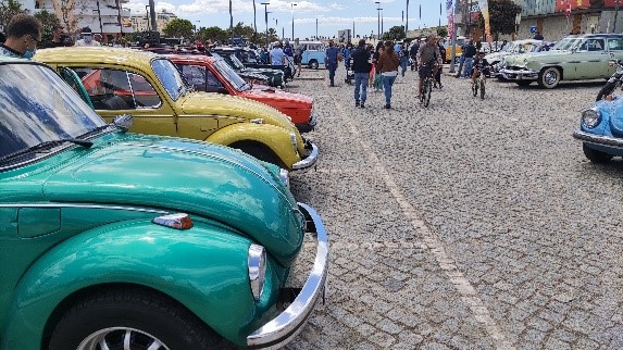 Mostra de carros antigos e desportivos decorreu hoje na Costa da Caparica Espelhou o espírito entusiasta da cultura automóvel.