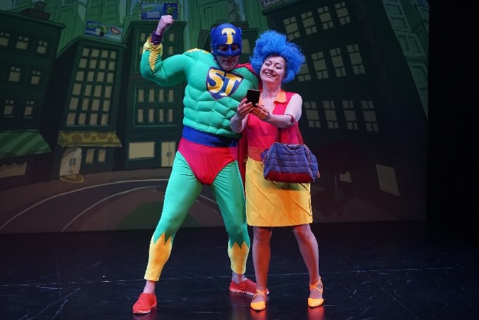 No Teatro-Estúdio António Assunção em Almada Supertudo - uma inteligente super-sátira para miúdos e graúdos