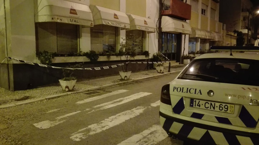 Barreiro - Dois assaltos esta madrugada no Lavradio Causaram danos na SFAL e Bago de Milho . «Têm que fazer alguma coisa»